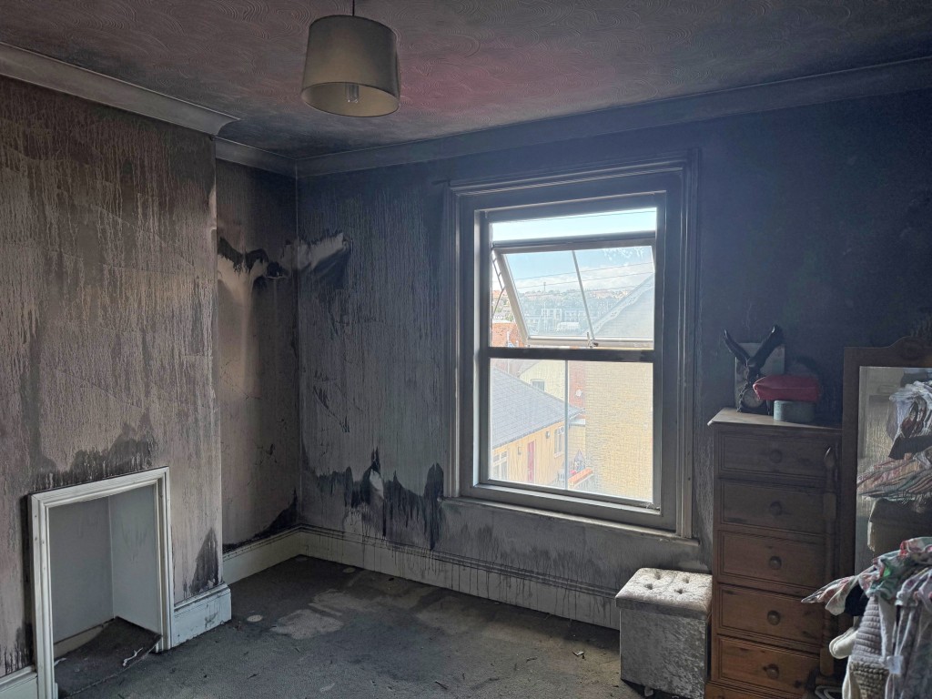 Lot: 42 - FIRE-DAMAGED HOUSE FOR REPAIR AND IMPROVEMENT - Bedroom 2